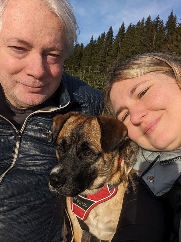 otto-und-seine-hundeeltern schwarzer hund schaut in die kamera