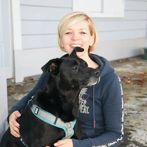 Daniela Loibl, Hundeverhaltensberaterin und Hund Happy